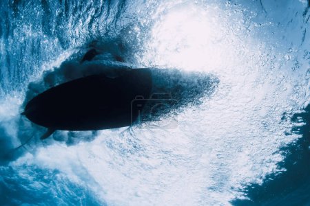 Téléchargez les photos : Surfeur sur planche de surf dans la vue sous-marine de l'océan. Vague et planche de surf qui s'écrasent - en image libre de droit