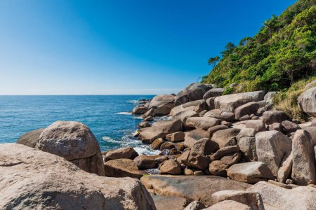 Foto de Costa tropical con increíbles rocas de granito y océano tranquilo. - Imagen libre de derechos