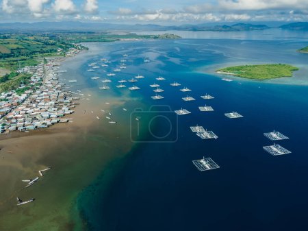 Téléchargez les photos : Village de pêcheurs local et bateaux dans l'océan sur l'île de Sumbawa. Vue aérienne. - en image libre de droit