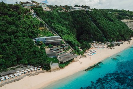 Téléchargez les photos : Vue aérienne de l'océan et station balnéaire de luxe à Bali - en image libre de droit