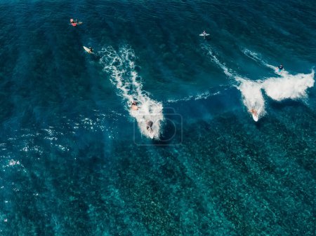 Téléchargez les photos : Vue aérienne avec surf sur vague bleue. Des vagues parfaites avec les surfeurs dans l'océan tropical - en image libre de droit