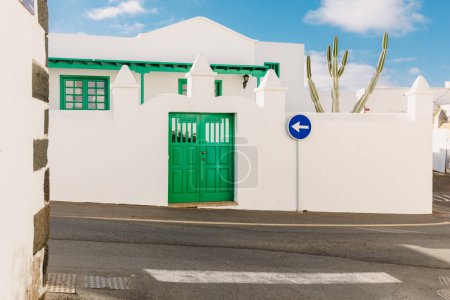 Téléchargez les photos : Teguise, Lanzarote, Espagne - 04 avril 2023. Rue avec l'ancienne architecture de la ville de Teguise. - en image libre de droit