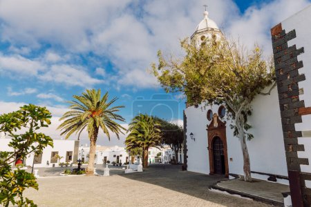 Téléchargez les photos : Teguise, Lanzarote, Espagne - 04 avril 2023. L'ancienne architecture de la ville de Teguise. Église Iglesia de Nuestra Senora de Guadalupe île de Lansarote - en image libre de droit