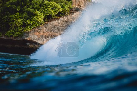 Téléchargez les photos : Ocean barrel wave in ocean. Blue wave parfait pour le surf - en image libre de droit