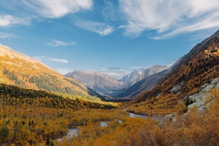 Foto de Valle con montañas y bosque otoñal dorado. Paisaje de montaña con río - Imagen libre de derechos