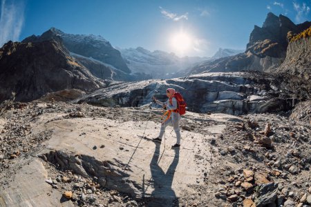 Foto de Mujer excursionista con mochila en las montañas. Senderismo en Montañas con glaciar - Imagen libre de derechos