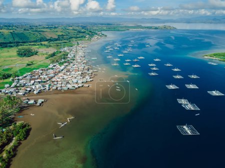 Téléchargez les photos : Village de pêcheurs local et bateaux de pêche dans l'océan sur l'île de Sumbawa. Vue aérienne panoramique. - en image libre de droit