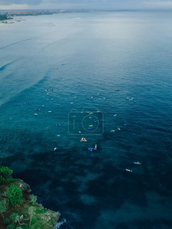 Téléchargez les photos : Vue aérienne avec beaucoup de surfeurs en ligne dans l'océan à Bali à Nusa dua. - en image libre de droit