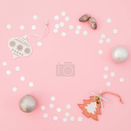 Foto de Bodegón de Navidad hecho de decoración de plata y confeti sobre fondo rosa. Piso tendido, vista superior. - Imagen libre de derechos
