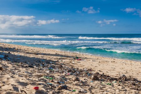 Téléchargez les photos : Plage tropicale et poubelles en plastique sur l'île de Bali. Pollution par les déchets plastiques sur le littoral - en image libre de droit