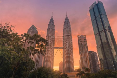 Foto de 30 de julio de 2022. Kuala Lumpur, Malasia. Rascacielos Petronas con tonos de atardecer. Torres gemelas en el centro de KL y cálida puesta de sol. - Imagen libre de derechos