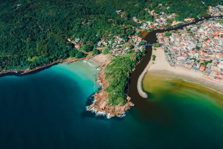 Strände, Felsen, Fluss und Meer in Brasilien. Drohnenblick auf das Dorf Barra da Lagune in Florianopolis