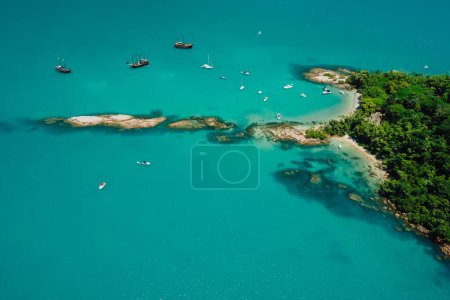 Téléchargez les photos : Île Ilha do Frances avec des bateaux de tourisme et l'océan bleu à Florianopolis, Brésil. Vue aérienne - en image libre de droit