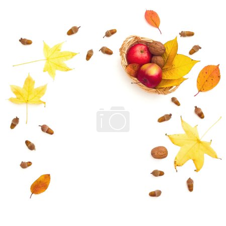 Foto de Hojas de otoño, frutas de manzana, bellotas y cordel sobre fondo blanco. Concepto de otoño y acción de gracias. Piso tendido, vista superior - Imagen libre de derechos