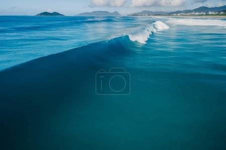 Téléchargez les photos : Blue barrel wave in Atlantic ocean. Briser les vagues de surf. Formidable. Vue aérienne - en image libre de droit