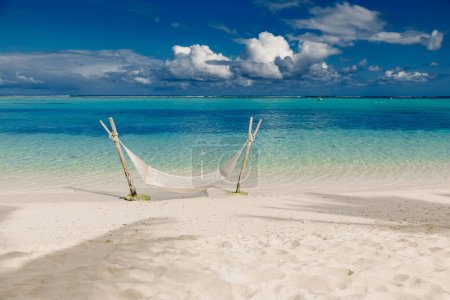 Foto de Playa de vacaciones con hamaca y océano azul en la isla tropical. Vacaciones tropicales - Imagen libre de derechos