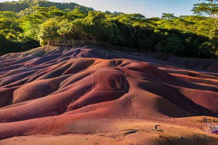 Téléchargez les photos : Le lieu touristique le plus célèbre de Maurice - terre de sept couleurs à Chamarel - en image libre de droit