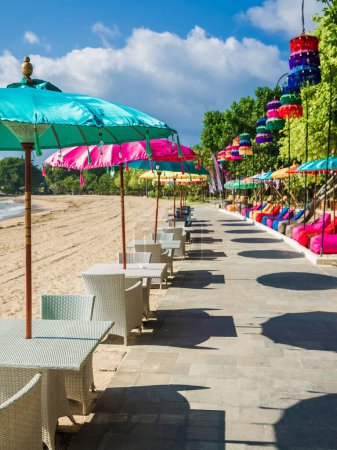 Téléchargez les photos : Parapluies balinais colorés à la plage tropicale de Bali. Club de plage ou restaurant - en image libre de droit