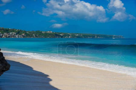 Téléchargez les photos : Plage de sable tropical avec océan bleu et vagues à Bali - en image libre de droit