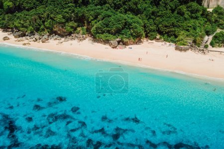 Foto de Vista aérea del océano azul y la playa de lujo en Bali. Playa de Melasti - Imagen libre de derechos