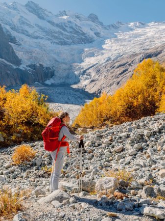 Foto de Senderista turista con mochila roja en las montañas otoñales. - Imagen libre de derechos