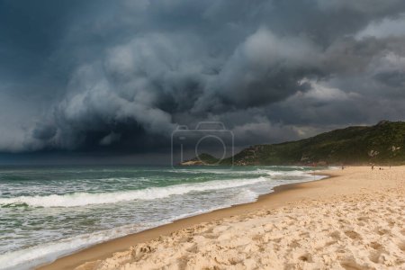 Téléchargez les photos : Plage panoramique avec des nuages orageux. Plage de taupes à Florianopolis - en image libre de droit