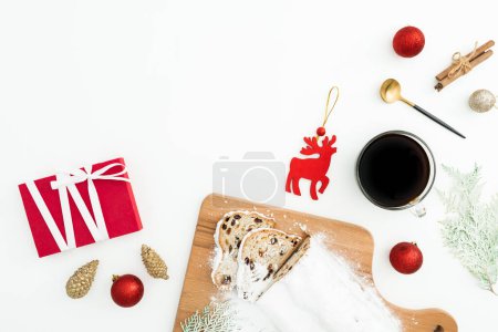 Téléchargez les photos : Composition de Noël avec gâteau gonflé et boisson au café, jouets d'arbre et cadeau sur blanc. Couché plat, vue du dessus - en image libre de droit