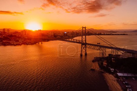 Téléchargez les photos : Ancien pont de câble avec coucher de soleil à Florianopolis, Brésil. Vue aérienne - en image libre de droit