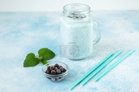 Foto de Sabroso yogur vegetariano o batido con semillas de chía, comida dietética - Imagen libre de derechos