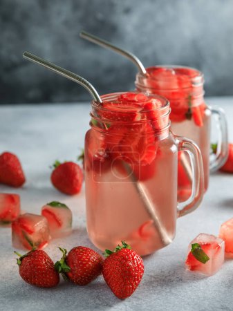 Téléchargez les photos : Boisson rafraîchissante aux fraises avec des baies. Sans sucre boisson savoureuse et concept d'alimentation saine - en image libre de droit