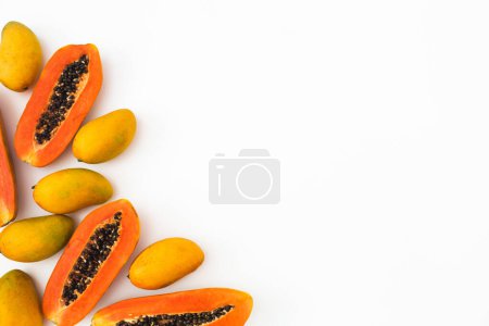 Téléchargez les photos : Papaye et mangue sur fond blanc. Pose plate. Vue du dessus - en image libre de droit