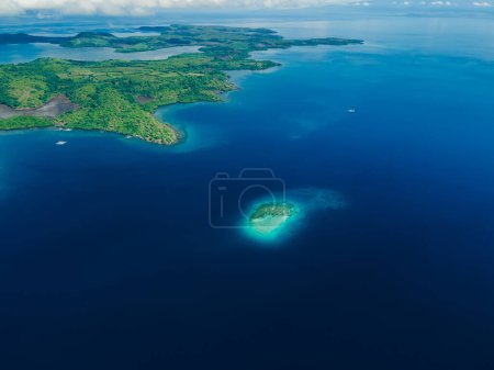 Téléchargez les photos : Vue aérienne avec récif corallien et île tropicale. - en image libre de droit