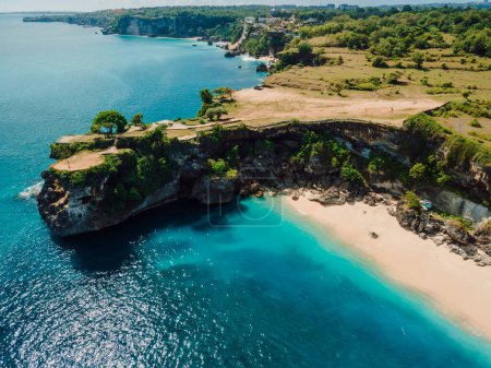Téléchargez les photos : Vue aérienne de la plage de Balangan avec roche pittoresque et océan turquoise à Bali. - en image libre de droit