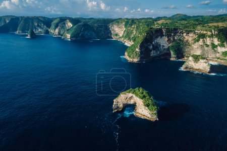 Téléchargez les photos : Côtes avec falaises rocheuses pittoresques et océan. Vue aérienne de l'île pittoresque - Nusa Penida - en image libre de droit
