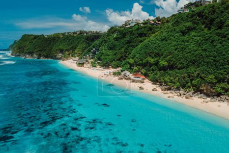 Téléchargez les photos : Plage de vacances tropicales avec un océan clair turquoise à Bali. Vue aérienne de la plage touristique populaire - en image libre de droit