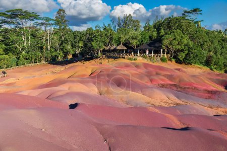 Foto de Lugar turístico popular - Seven Coloured Earth en Chamarel, Isla Mauricio - Imagen libre de derechos