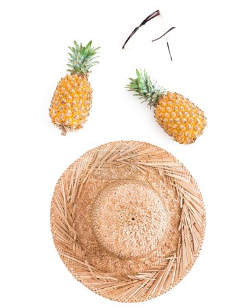Téléchargez les photos : Concept vacances avec ananas, lunettes de soleil et chapeau de paille sur blanc. Couché plat, vue du dessus. - en image libre de droit