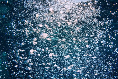 Foto de Océano azul y muchas burbujas de aire en agua transparente. - Imagen libre de derechos
