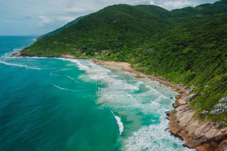 Téléchargez les photos : Côtes pittoresques avec montagnes et plage avec océan avec vagues au Brésil. Vue aérienne - en image libre de droit