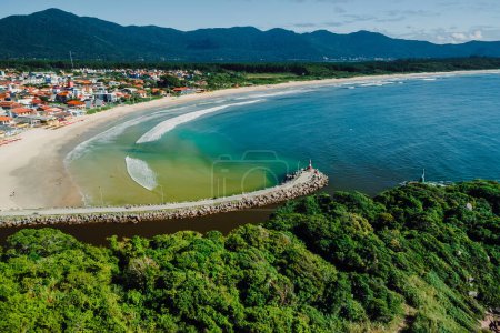 Strand, Fluss und Ozean in Brasilien. Luftaufnahme des Dorfes Barra da Lagune in Florianopolis