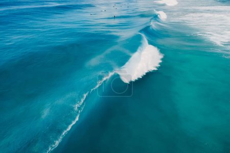 Téléchargez les photos : Vague de surf bleu dans l'océan tropical. Briser la vague du tonneau. Vue aérienne - en image libre de droit