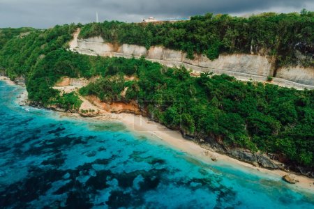 Téléchargez les photos : Plage sous des falaises avec un océan turquoise sur l'île de Bali. Vue aérienne - en image libre de droit