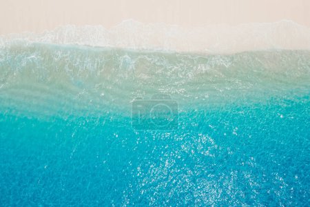Foto de Playa de arena blanca con océano azul. Vista aérea de la playa de vacaciones en las islas tropicales - Imagen libre de derechos