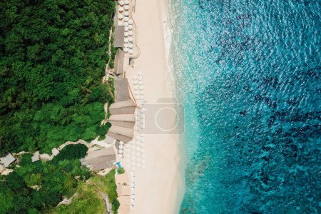 Téléchargez les photos : Plage paradisiaque avec océan turquoise et complexe de luxe à Bali. Vue aérienne - en image libre de droit