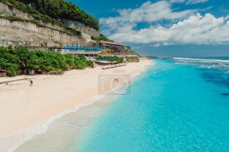 Téléchargez les photos : Paradise plage de vacances avec océan turquoise et club de plage à Bali. Vue aérienne - en image libre de droit