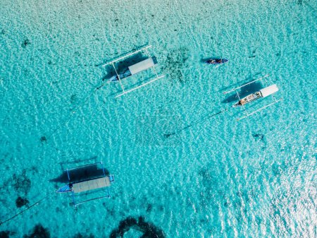 Téléchargez les photos : Bateaux de pêche à l'ancre dans la mer bleue transparente dans l'île tropicale. Vue aérienne. - en image libre de droit