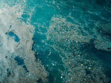 Foto de Océano Índico y basura plástica, vista aérea. Contaminación por residuos plásticos en Indonesia - Imagen libre de derechos