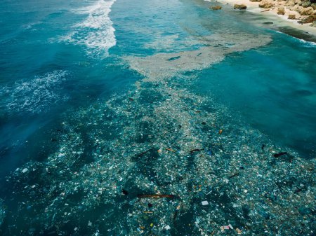 Foto de Océano Índico y contaminación plástica de basura, vista aérea. Contaminación por residuos tóxicos - Imagen libre de derechos