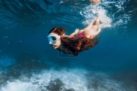 Téléchargez les photos : Femme plongée et baignade dans la mer tropicale. Plongée avec tuba femme sexy - en image libre de droit