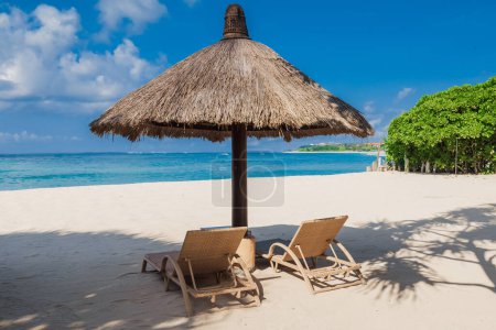 Foto de Sillas y sombrilla en la playa de arena con océano azul. Banner tropical de vacaciones - Imagen libre de derechos